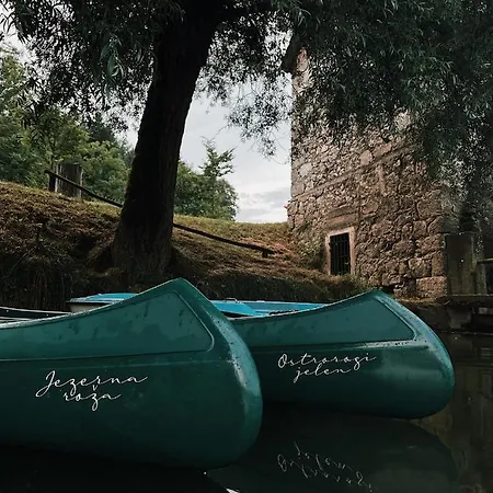 Vintage Tent At The Lovsin Estate Οργανωμένο κάμπινγκ