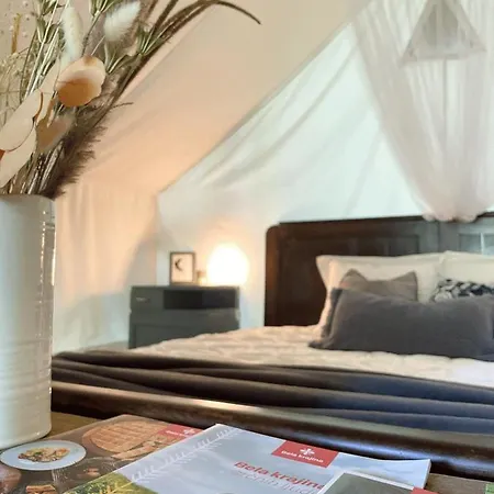Vintage Tent At The Lovsin Estate Campismo de Luxo Metlika