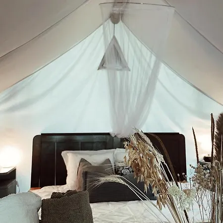 Vintage Tent At The Lovsin Estate Campismo de Luxo