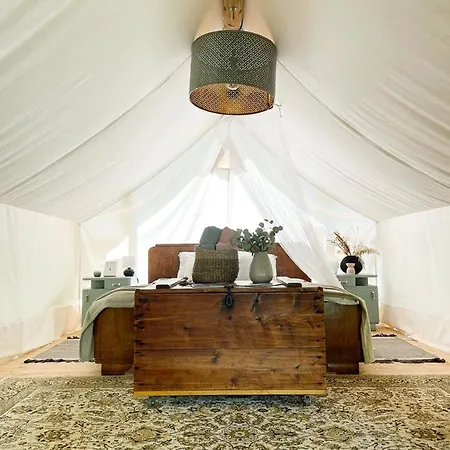 Vintage Tent At The Lovsin Estate 豪华帐篷 梅特利卡