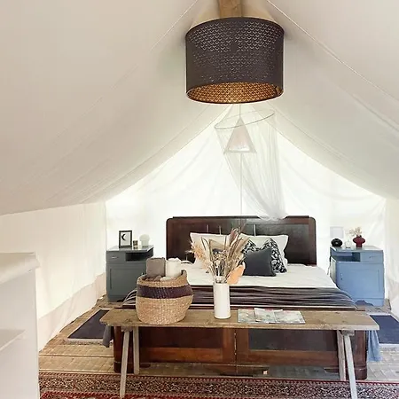 Vintage Tent At The Lovsin Estate Luksuzni šotor *