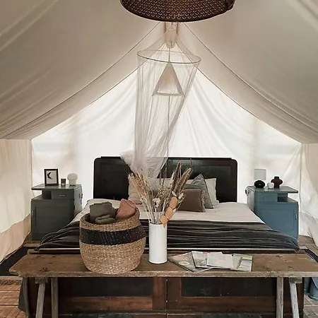 Vintage Tent At The Lovsin Estate Campismo de Luxo