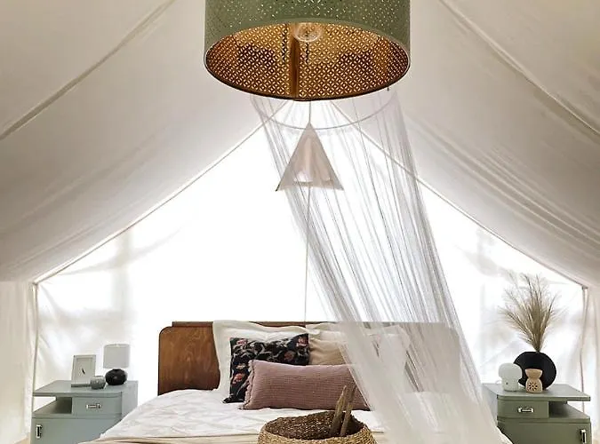 Vintage Tent At The Lovsin Estate Campo de lujo *