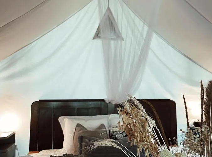 Vintage Tent At The Lovsin Estate Campo de lujo