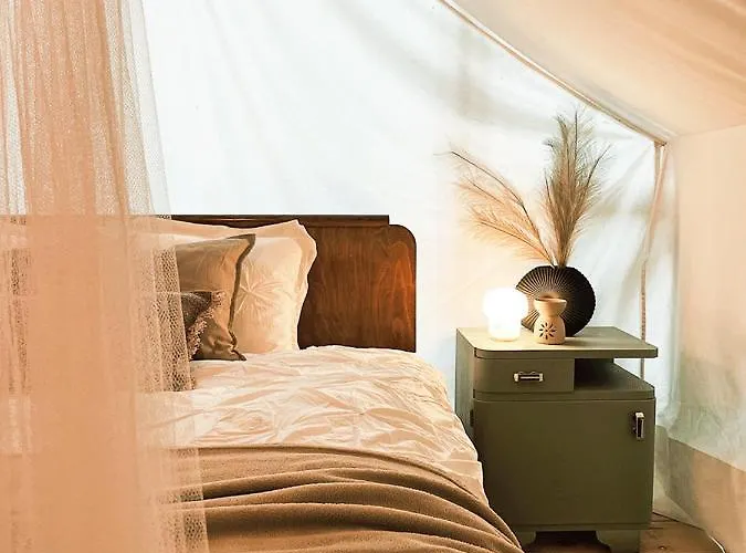 Vintage Tent At The Lovsin Estate Campo de lujo *