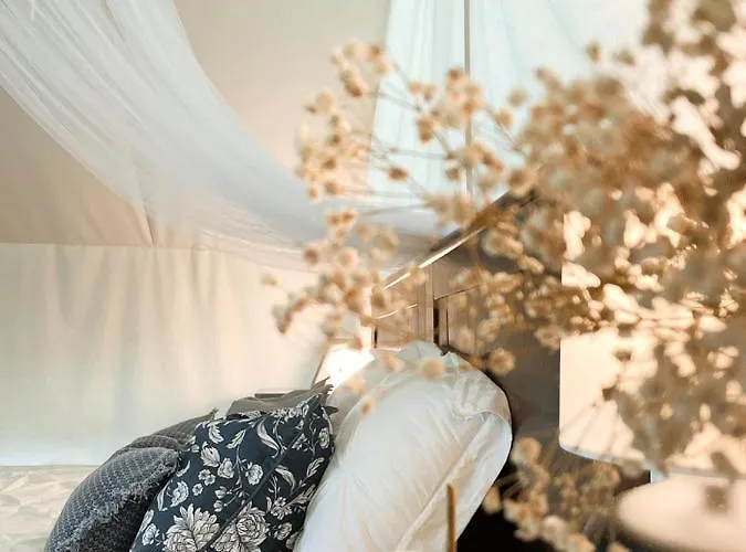 Vintage Tent At The Lovsin Estate Campo de lujo *