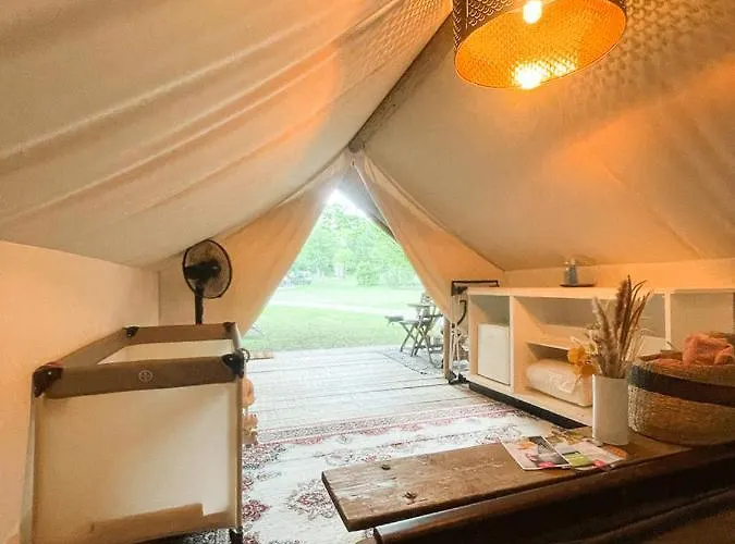 Vintage Tent At The Lovsin Estate Campo de lujo