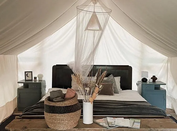 Vintage Tent At The Lovsin Estate Campo de lujo