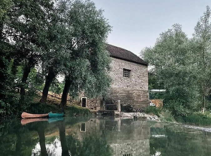 Vintage Tent At The Lovsin Estate *